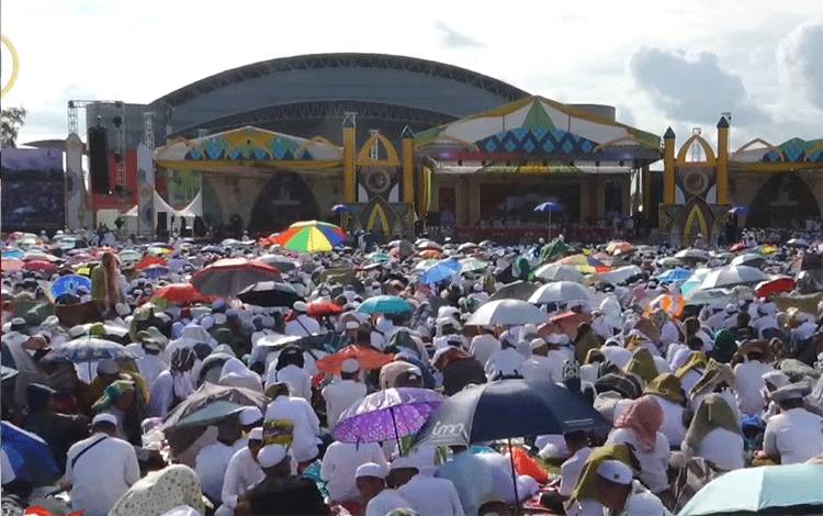 Cuaca Panas Tak Surutkan Semangat Tabligh Akbar bersama Habib Umar Bin Hafidz