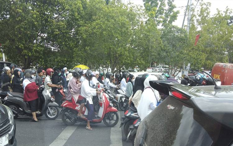 Rombongan Anggota DPRD Provinsi Kalteng Sempat Terjebak Macet Saat Hadiri Tabligh Akbar Habib Umar bin Hafidz