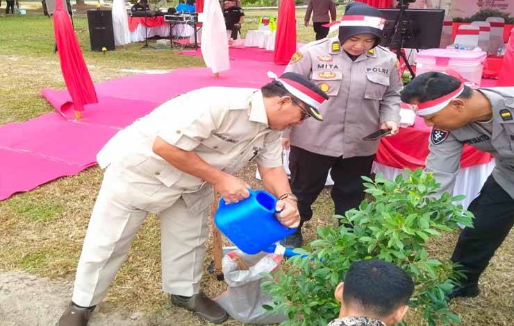 Hadiri Penanaman Pohon, Waket II DPRD Kobar Ingatkan agar Pohon Dirawat dan Dipelihara