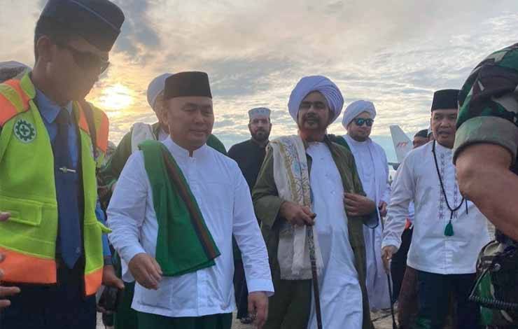 Gubernur Kalimantan Tengah, Sugianto Sabran saat menyambut dan mendampingi kedatangan Al-Habib Umar Bin Hafidz. (FOTO: GIBEN)