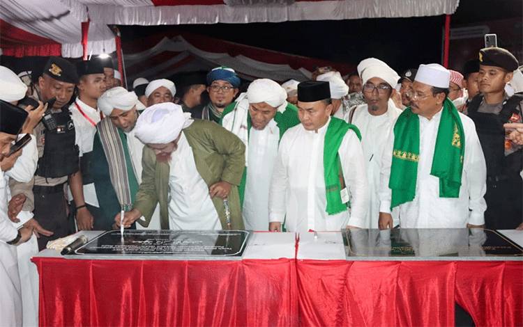Penandatanganan prasasti Ponpes Darul Iman di Kelurahan Tumbang Tahai Kecamatan Bukit Batu Kota Palangka Raya, Rabu, 23 Agustus 2023. (FOTO: ASEP)