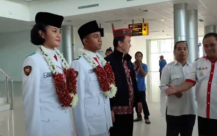 2 Paskibraka Nasional 2023 asal Kalteng tiba di Bandara Tjilik Riwut Kota Palangka Raya, Rabu 23 Agustus 2023 (Foto: Tangkapan layar video)