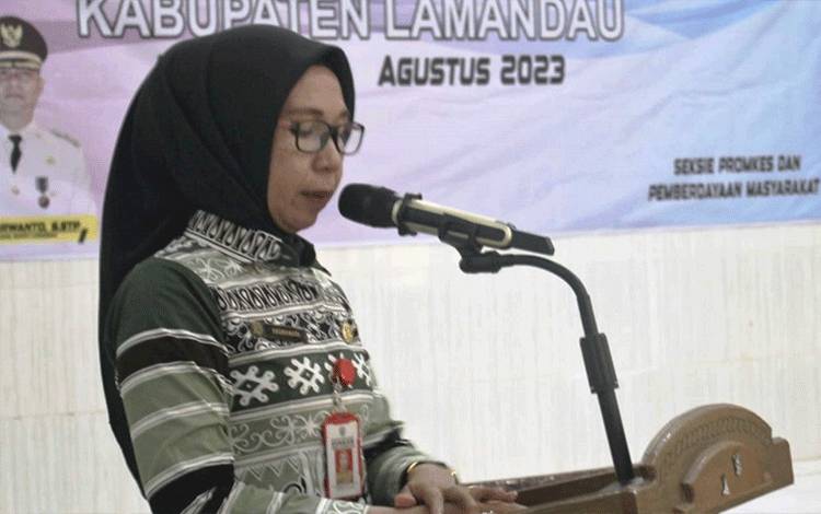 Kepala Dinkes Kabupaten Lamandau Rosmawati memberikan arahan pada rapat?koordinasj?lintas program dan lintas sektor. (FOTO : HENDI NURFALAH)