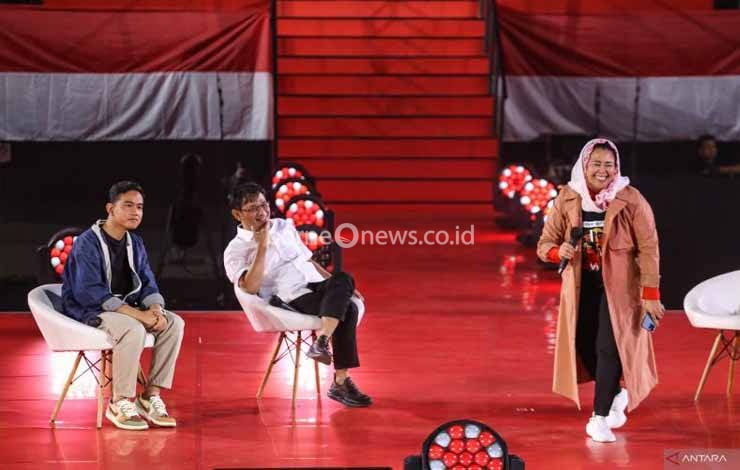 Wali Kota Solo Gibran Rakabuming Raka (kiri) bersama Politisi PDI Perjuangan Budiman Sudjatmiko (tengah) dan tokoh nasional Yenny Wahid (kanan) menghadiri Kopdarnas PSI di Tenis Indoor, Senayan, Jakarta, Selasa (22/8/2023). PSI menggelar Kopi Darat Nasional (Kopdarnas) yang diikuti ribuan kader dan simpatisan sebagai bagian dari langkah menuju pemenangan pada Pemilu 2024. ANTARA FOTO/Asprilla Dwi Adha/aww. (ANTARA FOTO/ASPRILLA DWI ADHA)