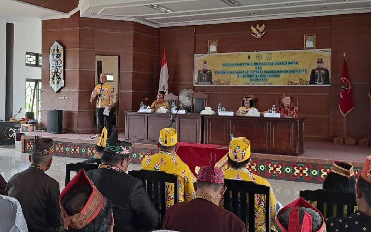 Bupati Membuka Raker DAD dengan Damang se-Kabupaten Gunung Mas