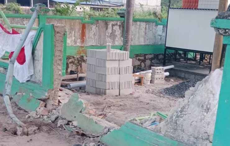 Pagar Puskesmas Jekan Raya hancur setelah ditabrak mobil, Kamis malam 24 Agustus 2023