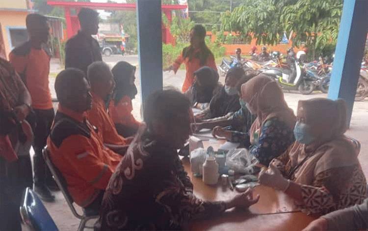 Petugas Puskesmas Madurejo memeriksa kesehatan tim pemadam kebakaran Kotawaringin Barat.