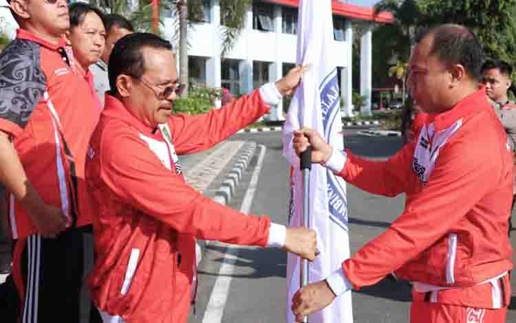 Lepas Keberangkatan Atlet POPNAS, Sekda Kalteng Sampaikan Rasa Bangga