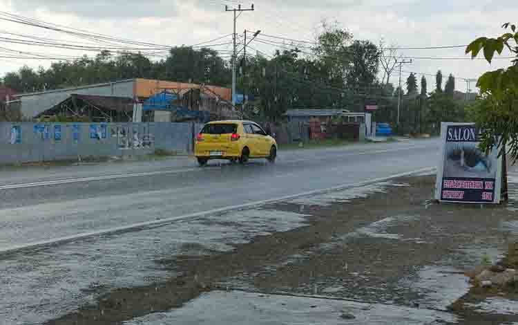 Hujan mengguyur Kota Palangka Raya di Jalan Sethadji. (FOTO: PATHUR)