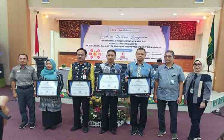 FOTO: Penyerahan piagam pernhargaan dari BKN Regional VIII Banjarmasin. (FOTO: BKPSDM Sukamara)