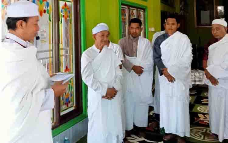 Kepala KUA Selat Berikan Bimbingan Manasik Calon Jemaah Umrah