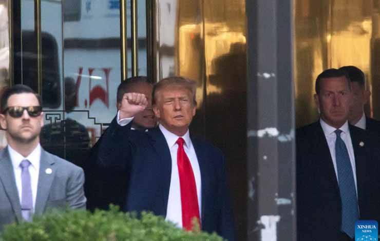 Arsip - Mantan presiden Amerika Serikat, Donald Trump (tengah), mengepalkan tangannya sesaat sebelum berangkat dari Trump Tower untuk menghadiri sidang dakwaan terhadap dirinya di Pengadilan Manhattan di New York, Amerika Serikat pada Selasa (4/4/2023). Xinhua (Xinhua)