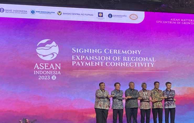 Jajaran gubernur bank sentral ASEAN yang terlibat dalam kerja sama konektivitas pembayaran kawasan atau Regional Payment Connectivity (RPC) berfoto bersama usai penandatanganan nota kesepahaman di Jakarta, Jumat (25/8/2023). (ANTARA/Imamatul Silfia)