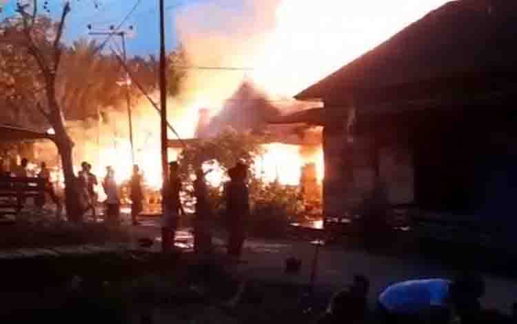 Kebakaran Ludeskan 5 Rumah di Kota Besi