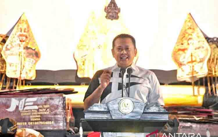Ketua MPR RI Bambang Soesatyo dalam peringatan dan tasyakuran hari jadi MPR RI yang ke-78 dengan menampilkan kisah 'Semar Boyong' semalam suntuk di Kompleks Parlemen, Jumat (25/8/2023). (ANTARA/HO-MPR RI)