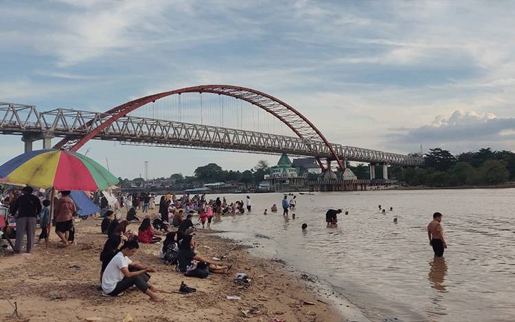 Tepi Sungai Kahayan Menjadi Wisata Dadakan
