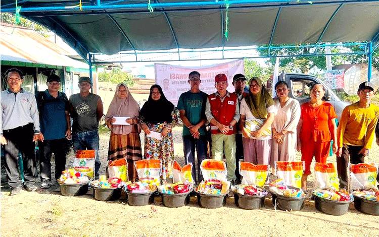 PMI Barito Utara Serahkan Bantuan Korban Kebakaran Desa Luwe Hulu