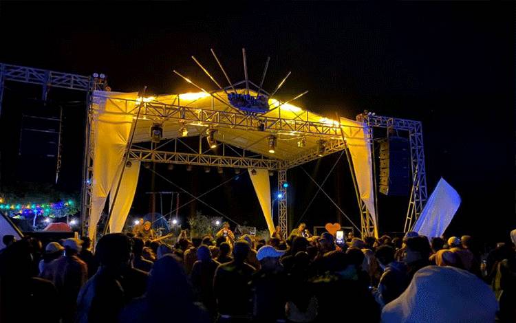 'Stars & Rabbit' Hipnotis Penonton Samalas Fest di Kaki Gunung Rinjani