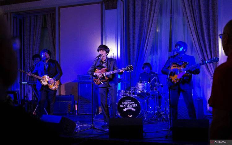 Unit musik tribute The Beatles, G-Pluck, mengusung semangat nasionalisme dengan cara mengenakan kemeja bermotif batik berpadu jas hitam kala tampil pada perhelatan hari keempat Liverpool International Beatleweek Festival 2023, Minggu (27/8) (ANTARA/Ahmad Faishal)