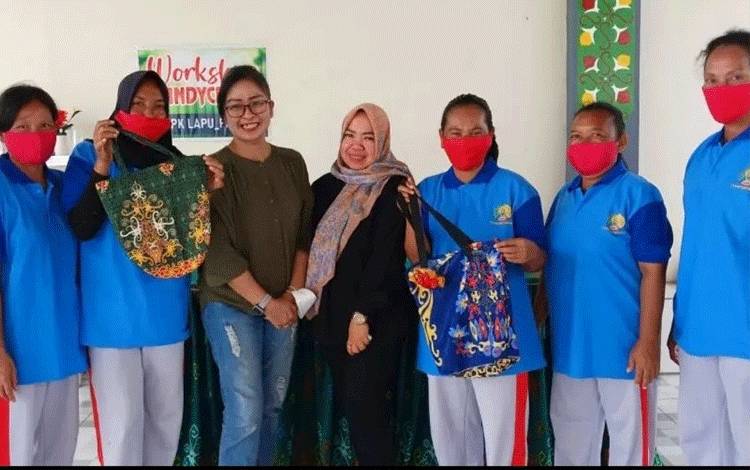 WBP Perempuan Palangka Raya Sulap Perca Batik Menjadi Tas Cantik Serbaguna
