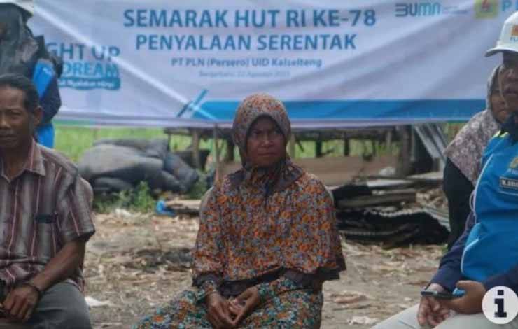 Warga Kelurahan Palam Banjarbaru, Kalsel Hartono (kiri) penerima manfaat program "Light up the Dream" yakni program kepedulian karyawan PLN bagi masyarakat kurang mampu sehingga dapat menikmati listrik di seluruh Indonesia. (ANTARA/HO-PLN UID Kalselteng)