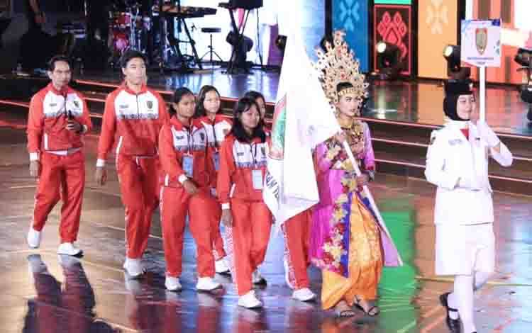 Defile Kontingen POPNAS Kalteng di Stadion Palembang Sport and Convention Center (PSCC). (FOTO: ASEP)