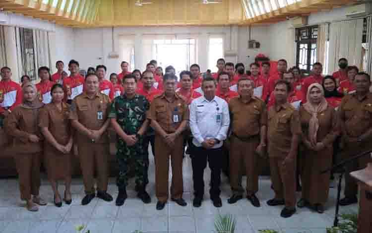 Foto bersama dalam pelatihan dasar kepemimpinan di Aula Dispora Kalteng, Senin, 28 Agustus 2023. (FOTO: BOBBY)