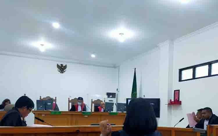 Terdakwa saat menjalani sidang virtual di Pengadilan Negeri Palangka Raya. (FOTO: Apriando)