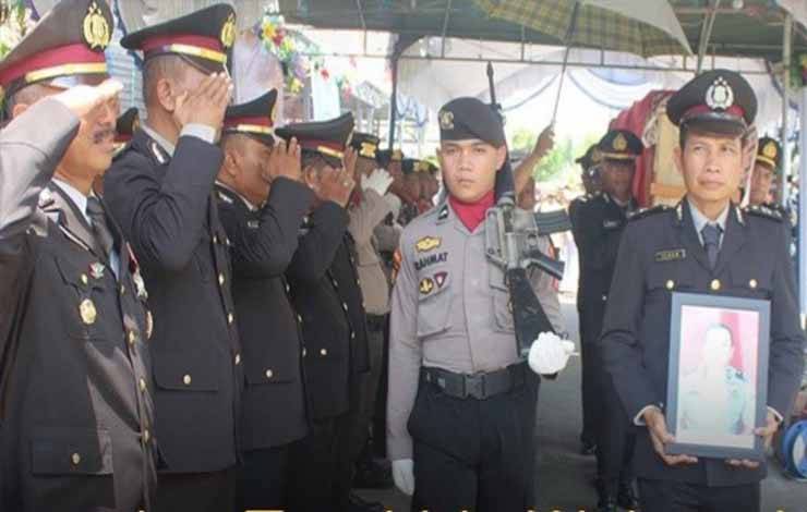 Penghormatan Terakhir, Wakapolres Kapuas Pimpin Upacara Pelepasan Jenazah Anggotanya?