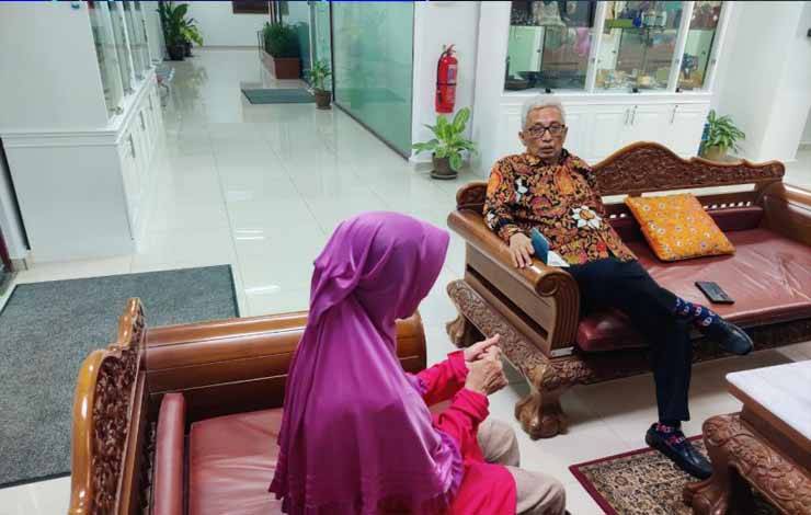 Duta Besar RI untuk Malaysia Hermono (kanan) berbicara dengan asisten rumah tangga asal Banjarnegara yang disiksa dan tidak digaji lima tahun oleh majikan di KBRI Kuala Lumpur, Senin (28/8/2023). (ANTARA/HO/KBRI Kuala Lumpur)