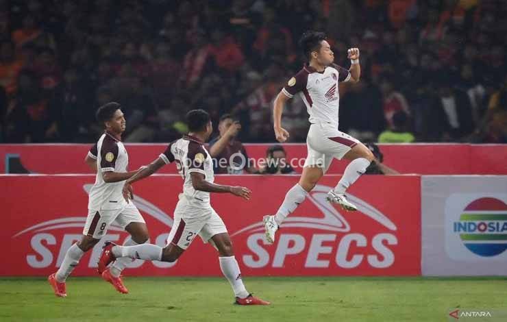 Arsip - Pesepak bola PSM Makassar Kenzo Nambu (kanan) berselebrasi bersama rekan-rekannya usai membobol gawang Persija Jakarta dalam laga perdana Liga 1 2023/2024 di Stadion Utama Gelora Bung Karno (SUGBK), Senayan, Jakarta, Senin (3/7/2023). ANTARA FOTO/Aditya Pradana Putra/aww