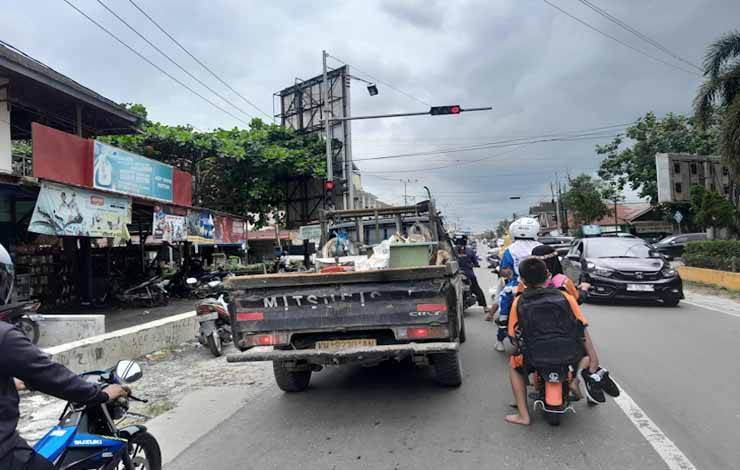 Aktivitas pengendara berhenti saat lampu lalu lintas bewarna merah menyala, Selasa 29 Agustus 2023 (Foto:Marini)