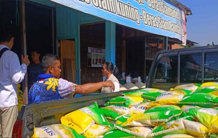 Perum Bulog Kapuas Distribusikan 7,5 Ton Beras Program Stabilisasi Pasokan dan Harga Pangan
