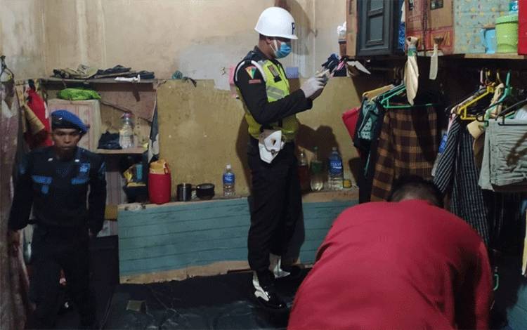 Petugas saat melakukan razia di salah satu kamar warga binaan pemasyarakatan Lapas Sampit. (FOTO: IST)