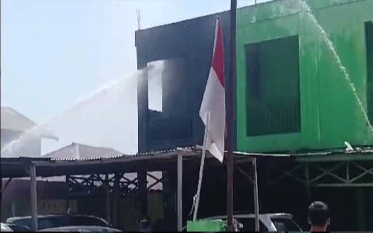 Kebakaran Bengkel Mobil di Selat Utara Gegerkan Warga