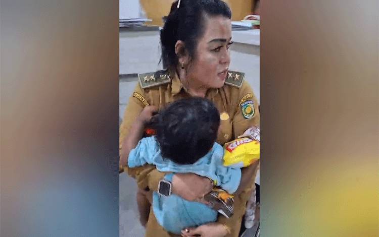 Lurah Langkai Peluk dan Antar Balita yang Kakinya Melepuh Kena Kuah Bakso