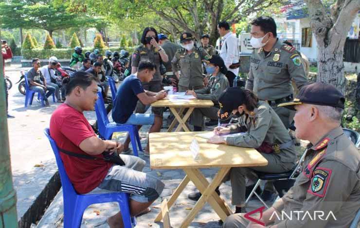 Satpol PP Palangka Raya Beri Sanksi Puluhan Warga saat Razia KTP
