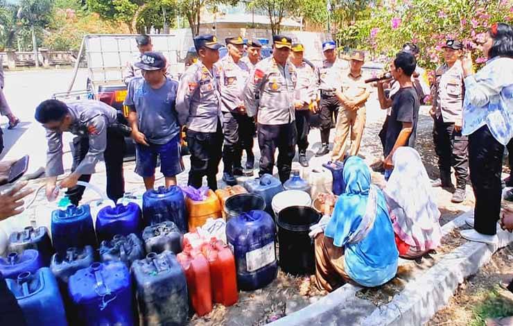 Polres Barito Timur Kirim Bantuan Air Bersih ke Kecamatan Benua Lima