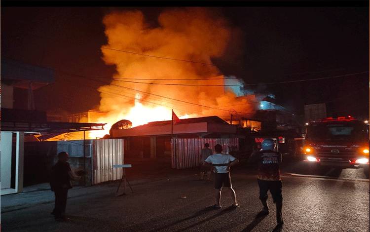 Kebakaran yang menghanguskan 5 buah rumah di Jalan Iskandar, Kecamatan MB Ketapang, Kabupaten Kotim,?Rabu, 30 Agustus 2023. (FOTO: IST)