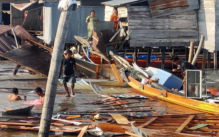 Tongkang Sarat Muatan Kayu di Sungai Katingan Hantam Permukiman Warga Pegatan, Begini Kronologinya