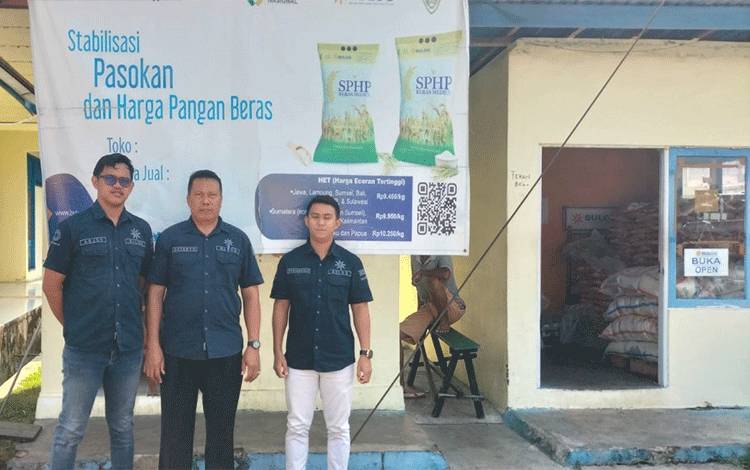 Kepala Kantor Cabang Pembantu Bulog Buntok, Sutaryo (tengah). (FOTO : URIUTU DJAPER)