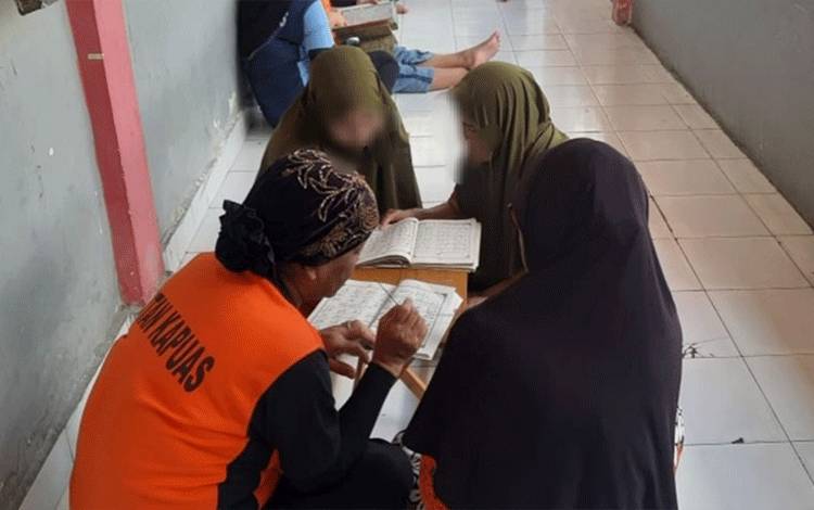 Rutan Kapuas Berikan Pembinaan Kepribadian Belajar Mengaji Bagi WBP Perempuan