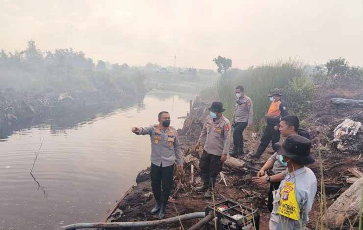 Kapolresta Palangka Raya Kombes Budi Santosa (menunjuk) memerintahkan personelnya untuk memadamkan karhutla di kawasan Kelurahan Petuk Katimpun, Rabu (30/8/2023). ANTARA/Humas Polresta Palangka Raya.