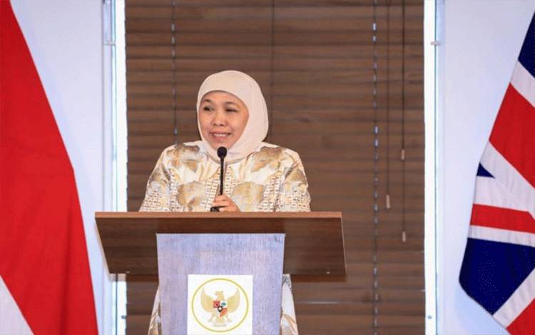 Gubernur Jatim Khofifah Indar Parawansa menyampaikan paparan saat temu bisnis dan investasi di London, Inggris, Selasa (29/8/2023). (ANTARA/HO-Biro Adpim Jatim)