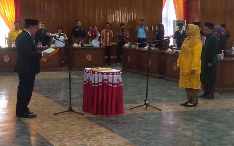 Pergantian Antar Waktu, Aris Miaty Gantikan Irwan Budianur Menduduki Kursi DPRD Kobar dari Golkar