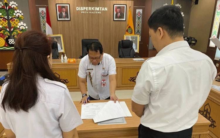 Kepala Dinas Disperkimtan Provinsi Kalteng, Erlin Hardi melaksanakan penandatanganan sertijab pejabat administrator bidang pertanahan, bertempat di Aula Berkah Disperkimtan Provinsi Kalteng, Rabu 30 Agustus 2023 (Foto: Disperkimtan Provinsi Kalteng)