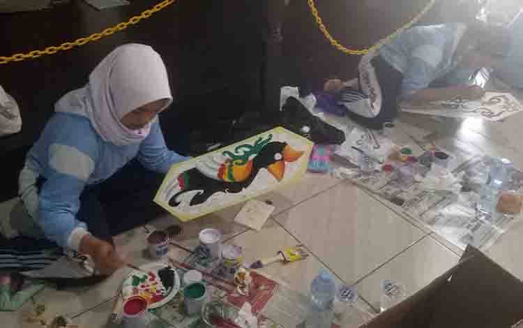 Siswa SMP dan SMA Kotim Ikuti Lomba Melukis di Atas Telabang