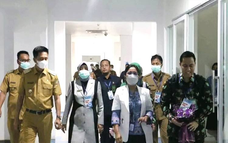 Bupati Barito Utara, H Nadalsyah bersama Wakil Bupati Sugianto Panala Putra, Dirut RSUD Muara Teweh, Dr Tiur Maida saat mendampingi tim surveior dari Lembaga Akreditasi Rumah Sakit Damar Husada Paripurna (LARS DHP) beberapa waktu lalu.(foto: Dhani)