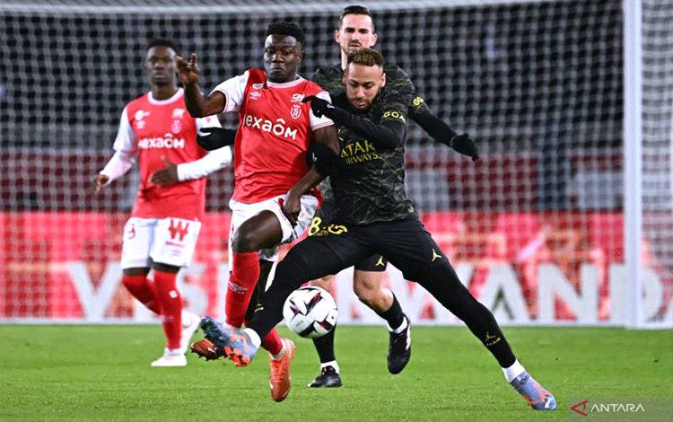 Paris Saint-Germain's Brazilian forward Neymar (R) fights for the ball with Reims' English forward Folarin Balogun during the French L1 football match between Paris Saint-Germain (PSG) and Stade de Reims at the Parc des Princes stadium in Paris on January 29, 2023. (Photo by Anne-Christine POUJOULAT / AFP) (AFP/ANNE-CHRISTINE POUJOULAT)