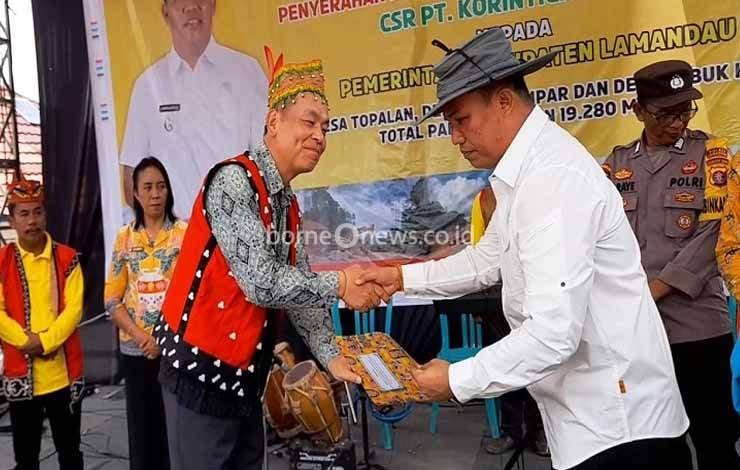 Bupati menerima berita acara hasil pekerjaan yang dikerjakan melalui pola konsorsium?dunia?usaha.?(FOTO : HENDI NURFALAH)